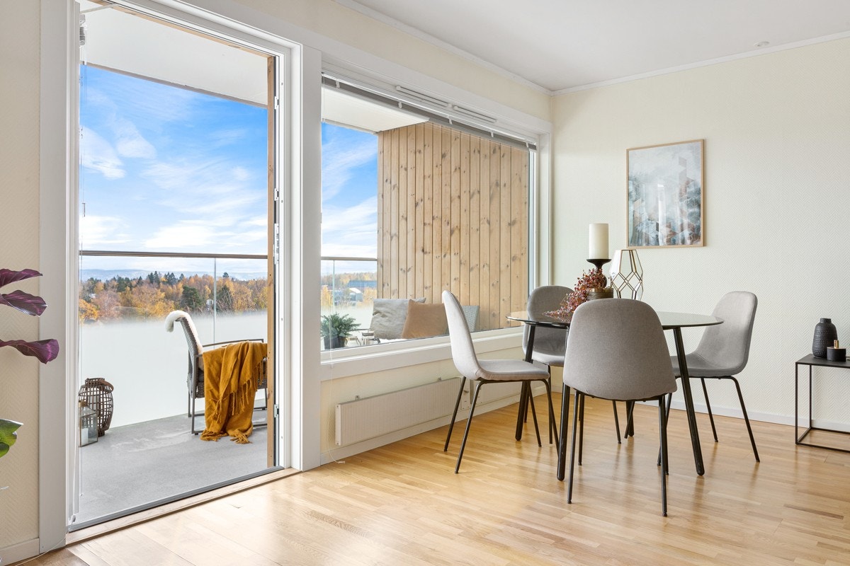 Leiligheten har store vindusflater som slipper inn rikelig med naturlig lys. Galleribilde