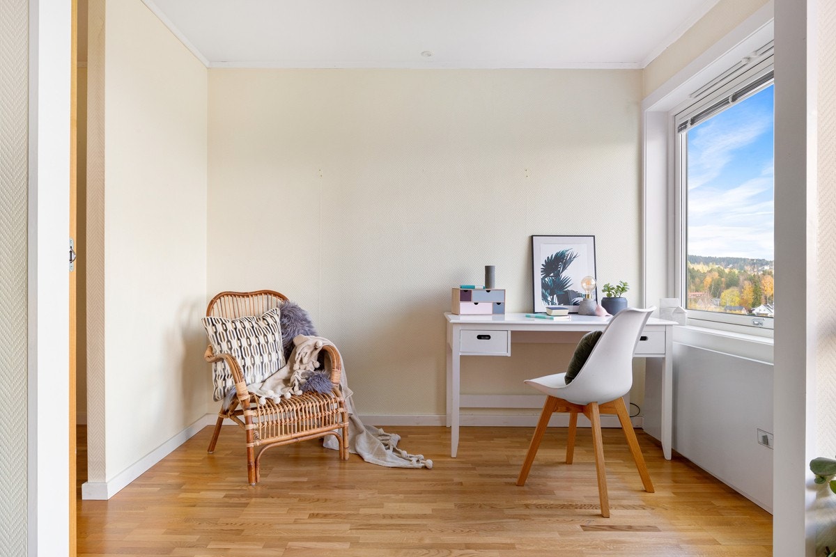 Meget praktisk kontordel i tilknytning til soverommet. Her kan det også innredes med garderobeløsning. Galleribilde