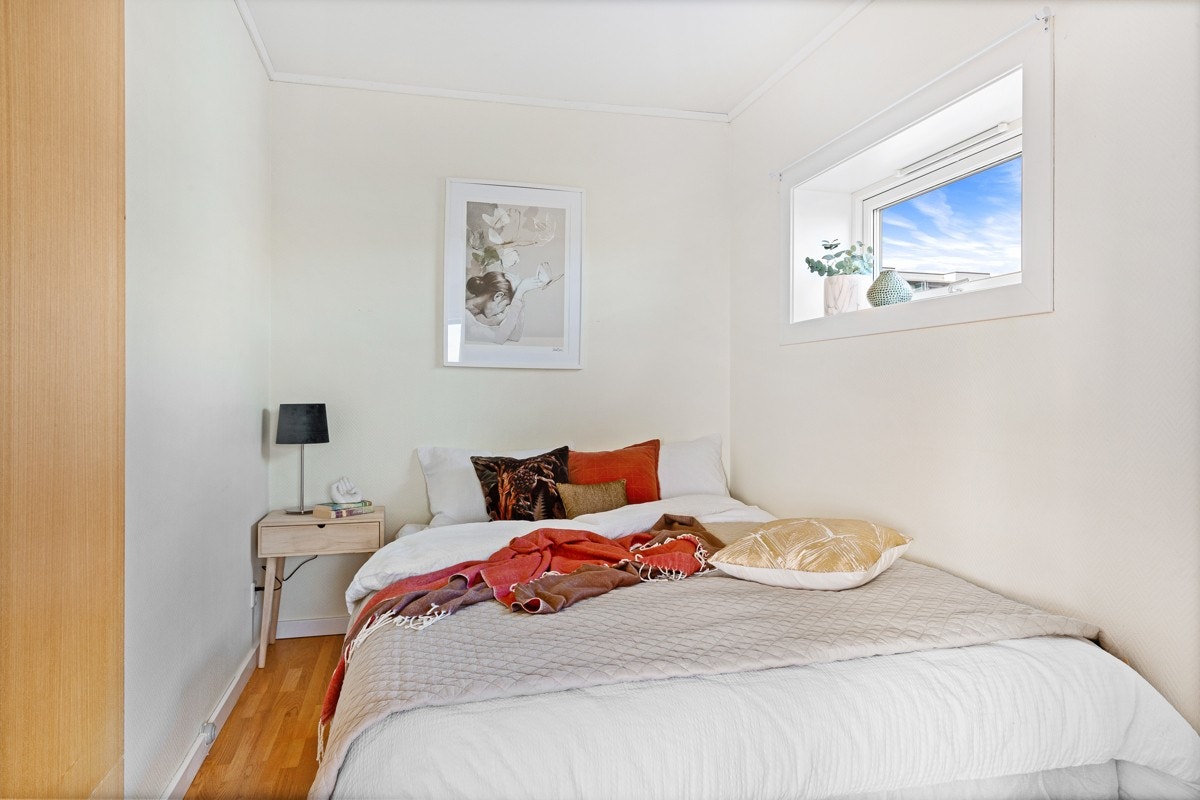 Leiligheten ligger som ende og har et lite vindu på soverommet. Galleribilde