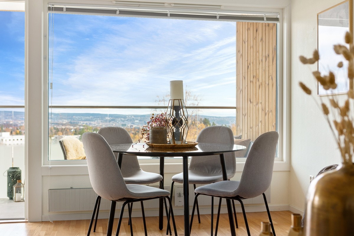 Meget hyggelig spiseplass med flott utsyn. Galleribilde