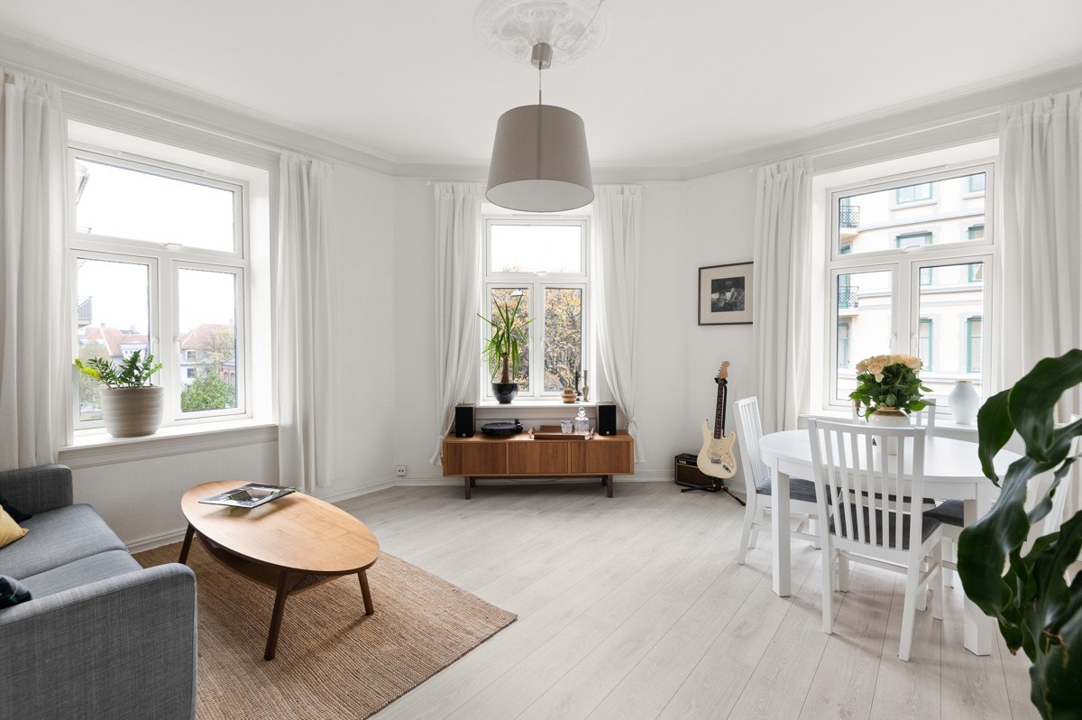 Velkommen til Torshovgata 14 B - En stor, lys og sjarmerende 2-roms hjørneleilighet i en klassisk bygård. Galleribilde