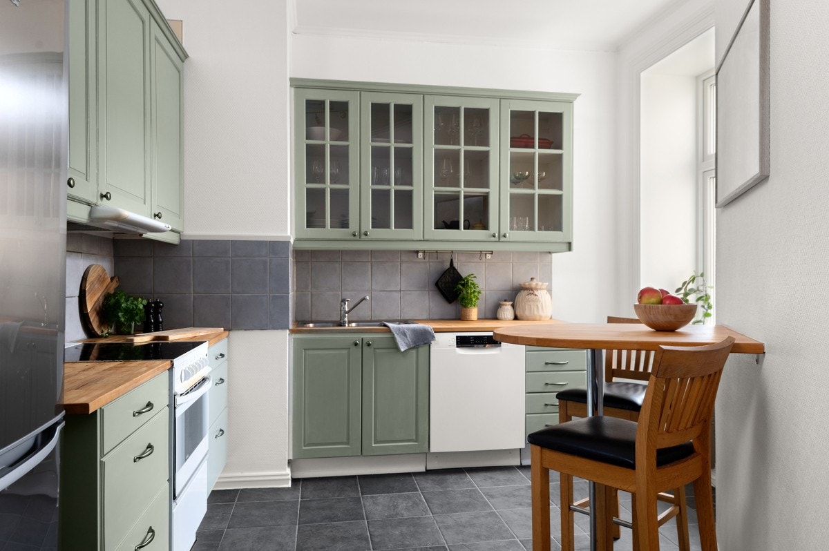 Leiligheten har et koselig separat kjøkken med praktiske mørke fliser på gulv. Galleribilde