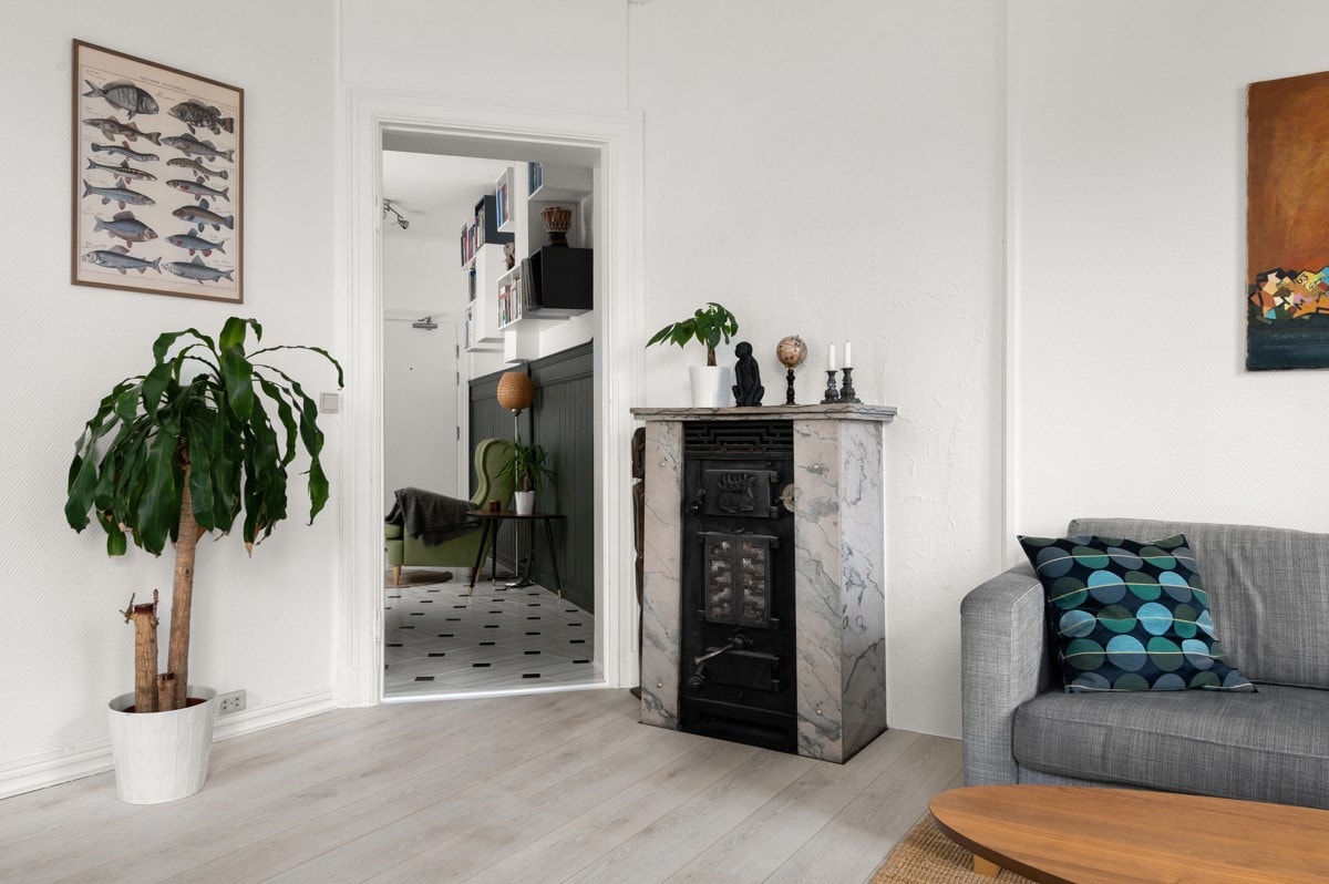 Den nydelige vedkaminen med marmorstein er et lekkert møbel i seg selv, men gir også god varme på vinterstid. Galleribilde