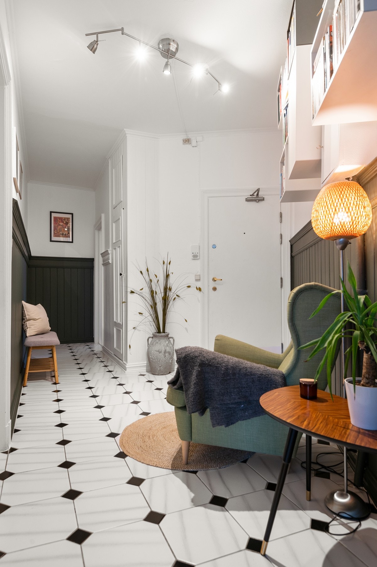 Montert sikringsskap med automatsikringer og porttelefon på vegg. Galleribilde