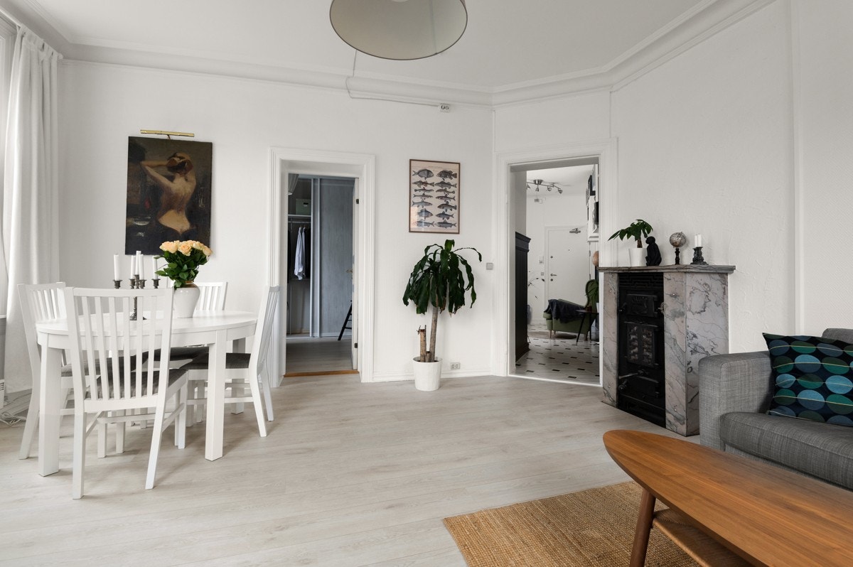 Stuen er romslig med god plass til både sofagruppe med salongbord, mediemøblement og et spisebord. Galleribilde