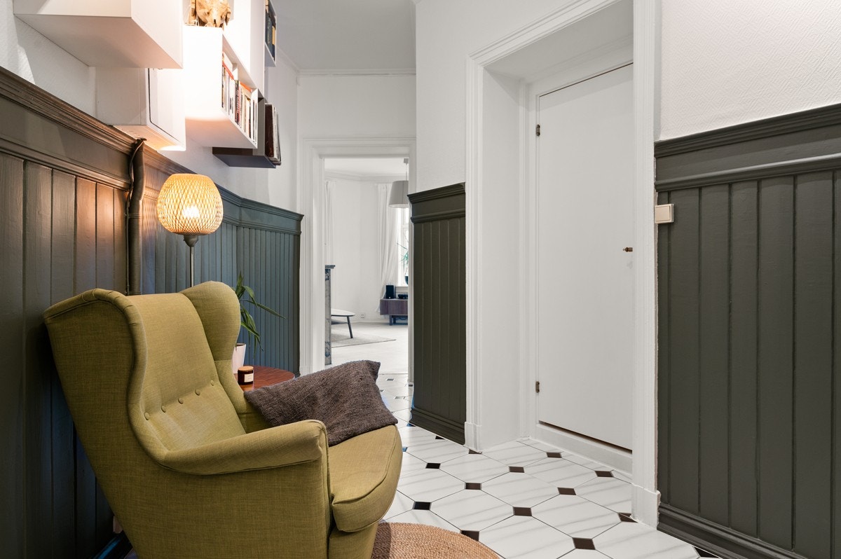 Entréen har flotte fliser på gulv og klassisk brystningspanel malt i en fin farge i 2020 som står i fin kontrast til de ellers lyse overflatene. Galleribilde