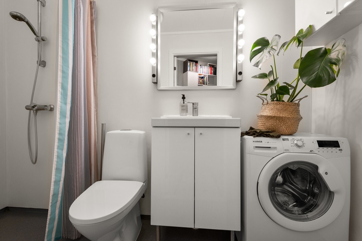 Baderommet er også utstyrt med dusjsone med forheng og gulvmontert toalett. Plass og opplegg for vaskemaskin og tørketrommel over om ønskelig. Galleribilde