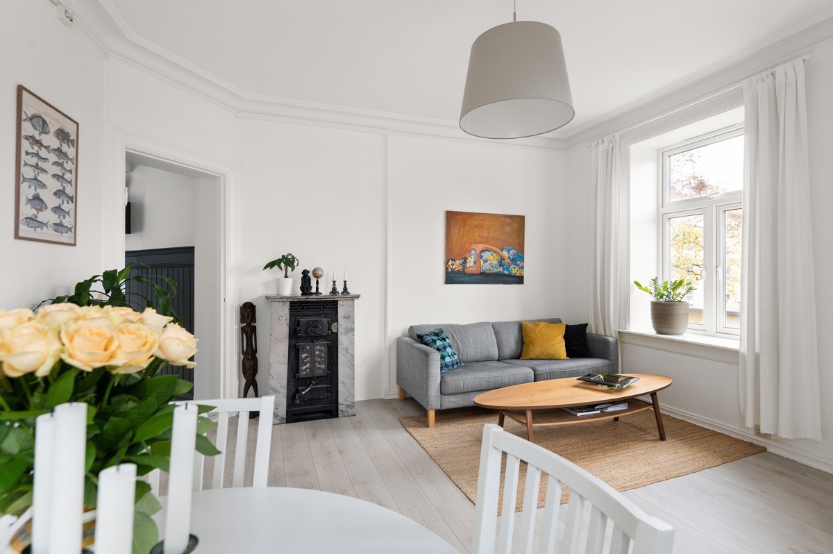 Lysinnslippet sammen med den gode takhøyden på ca. 2,9 meter bidrar til en god og luftig romfølelse. Galleribilde