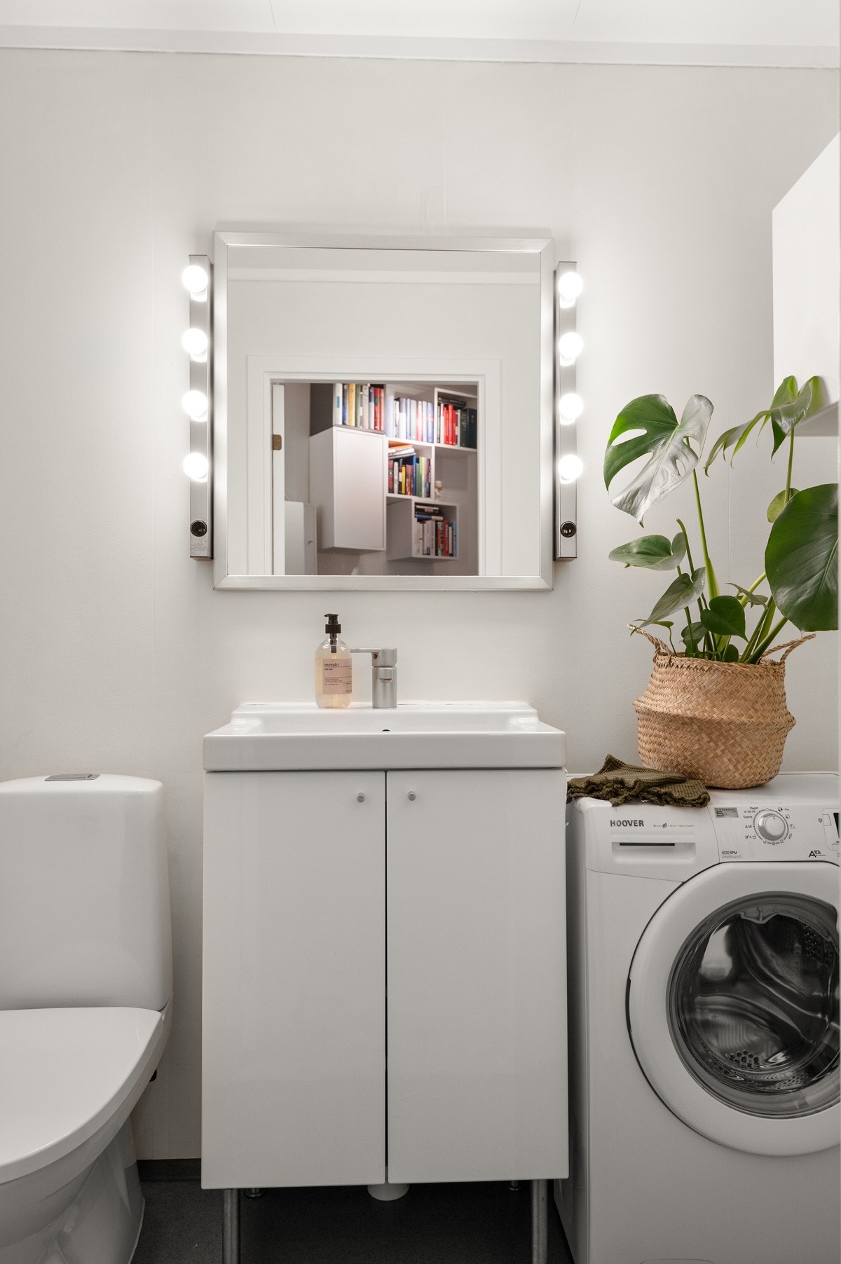 Leiligheten har et lyst baderom med våtromsbelegg på gulv og lysmalte baderomsplater på veggene. Galleribilde