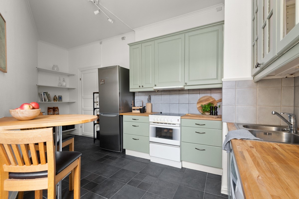 Kjøkkenet er utstyrt med medfølgende hvitevarer som komfyr, oppvaskmaskin og kjøleskap med frysedel. Galleribilde