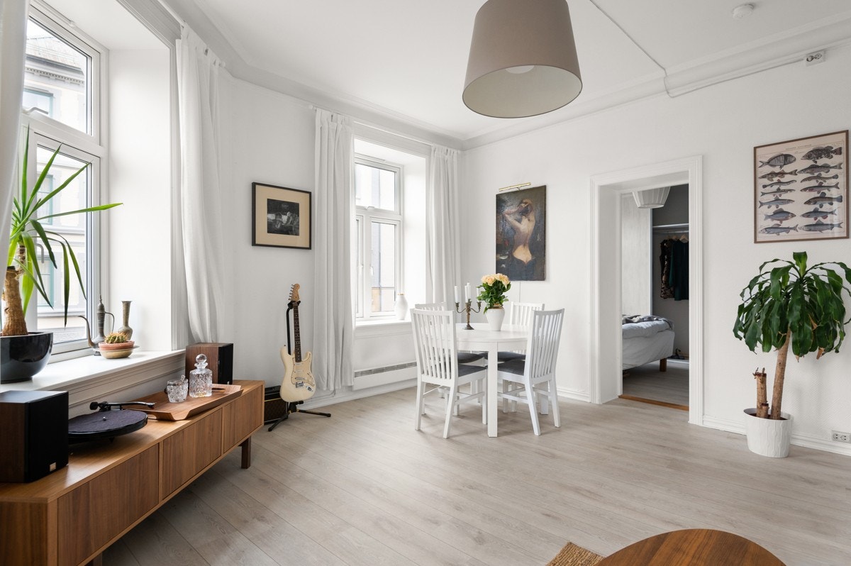 God standard med lys enstavs laminat på gulv og lysmalte overflater. Galleribilde