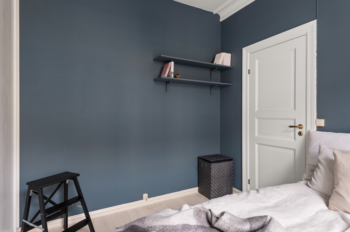 På soverommet har du god plass til en dobbeltseng med tilhørende nattbord, samt en kontorpult eller kommoder. Galleribilde