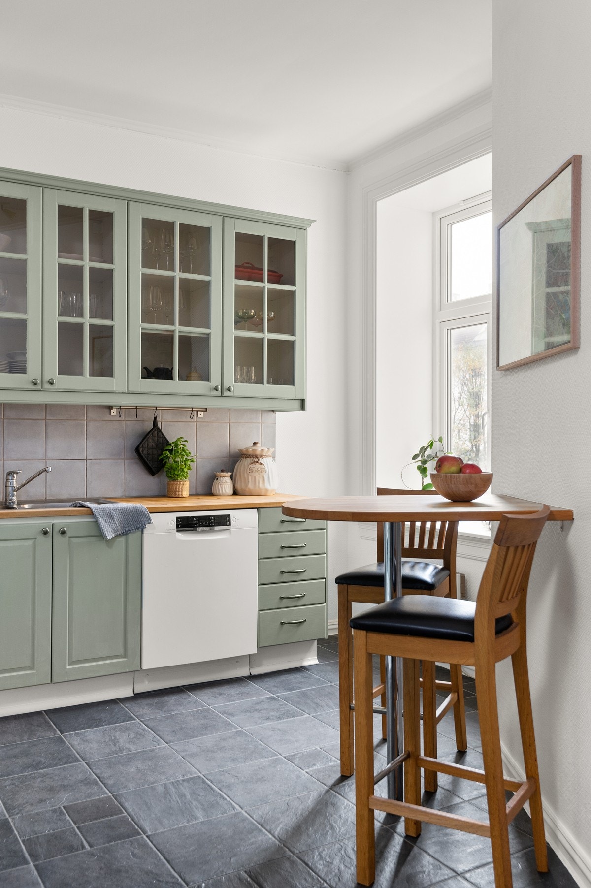 På kjøkkenet har du plass til et spisebord som gjør at også kjøkkenet blir et naturlig oppholdsrom. Galleribilde