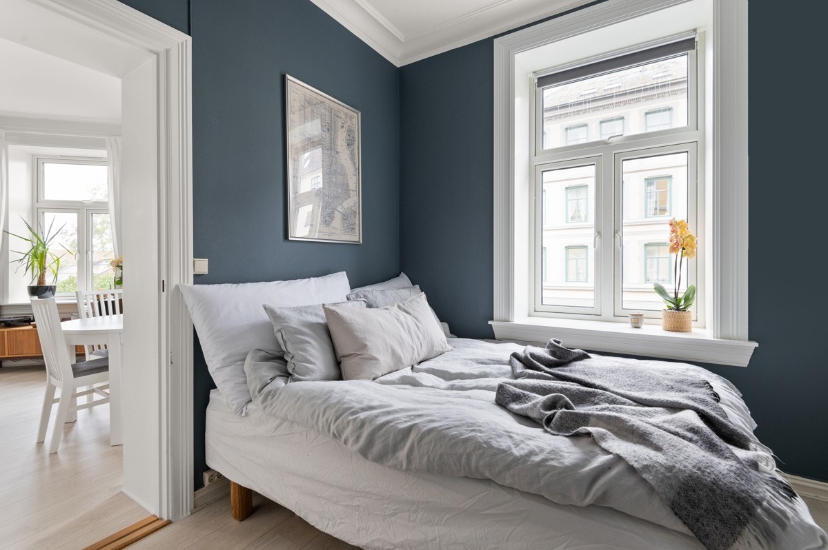 Den store klassiske vindusflaten og gode takhøyden på ca. 2,86 meter bidrar til en luftig romfølelse. Galleribilde