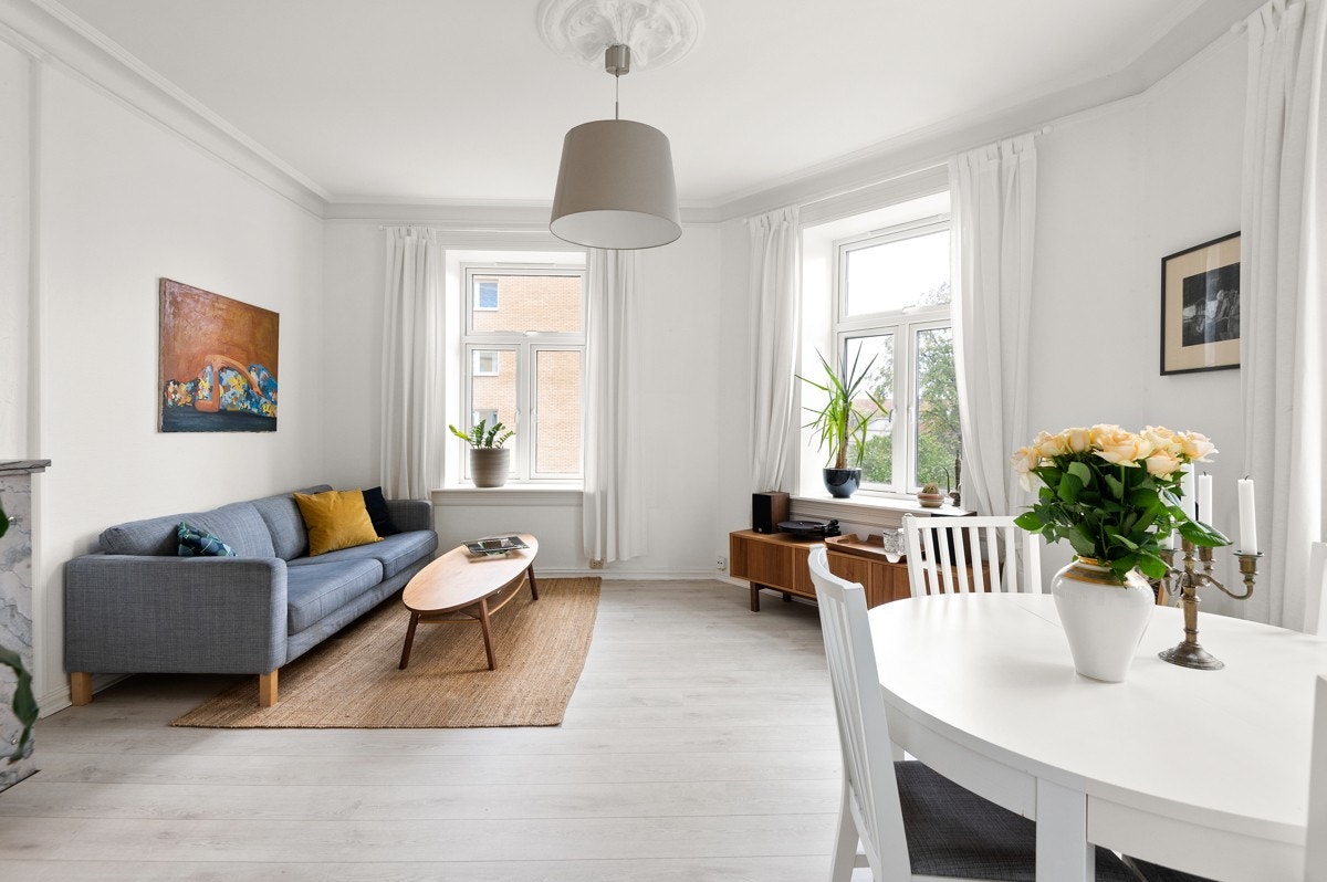 Beliggenheten på hjørnet med tre store klassiske vindusflater sørger for rikelig med naturlig lys, samtidig som det er lite innsyn. Galleribilde