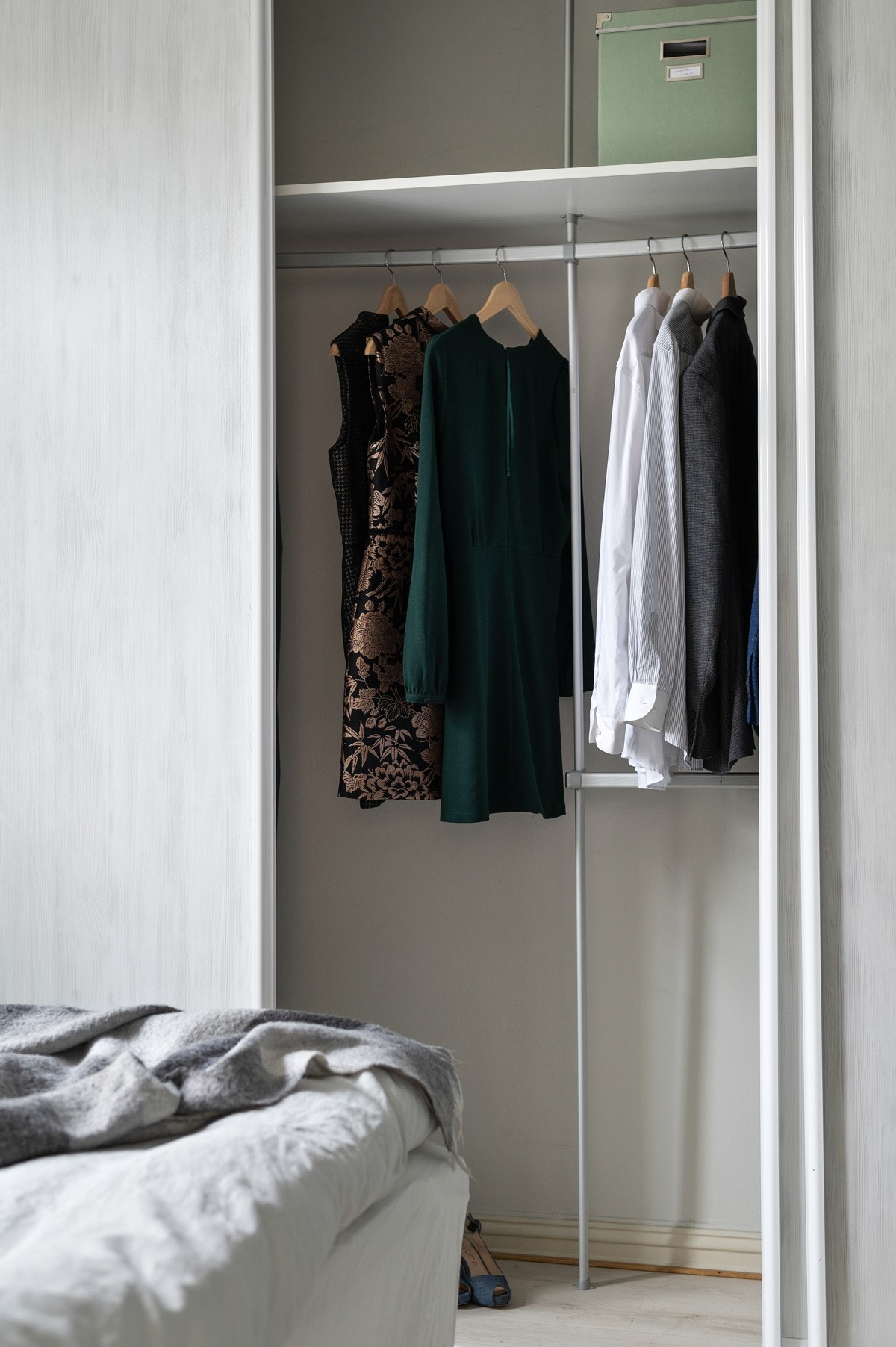 Rikelig med oppbevaringsplass i stor plassbygget skyvedørsgarderobe på ca. 3 meter. Galleribilde