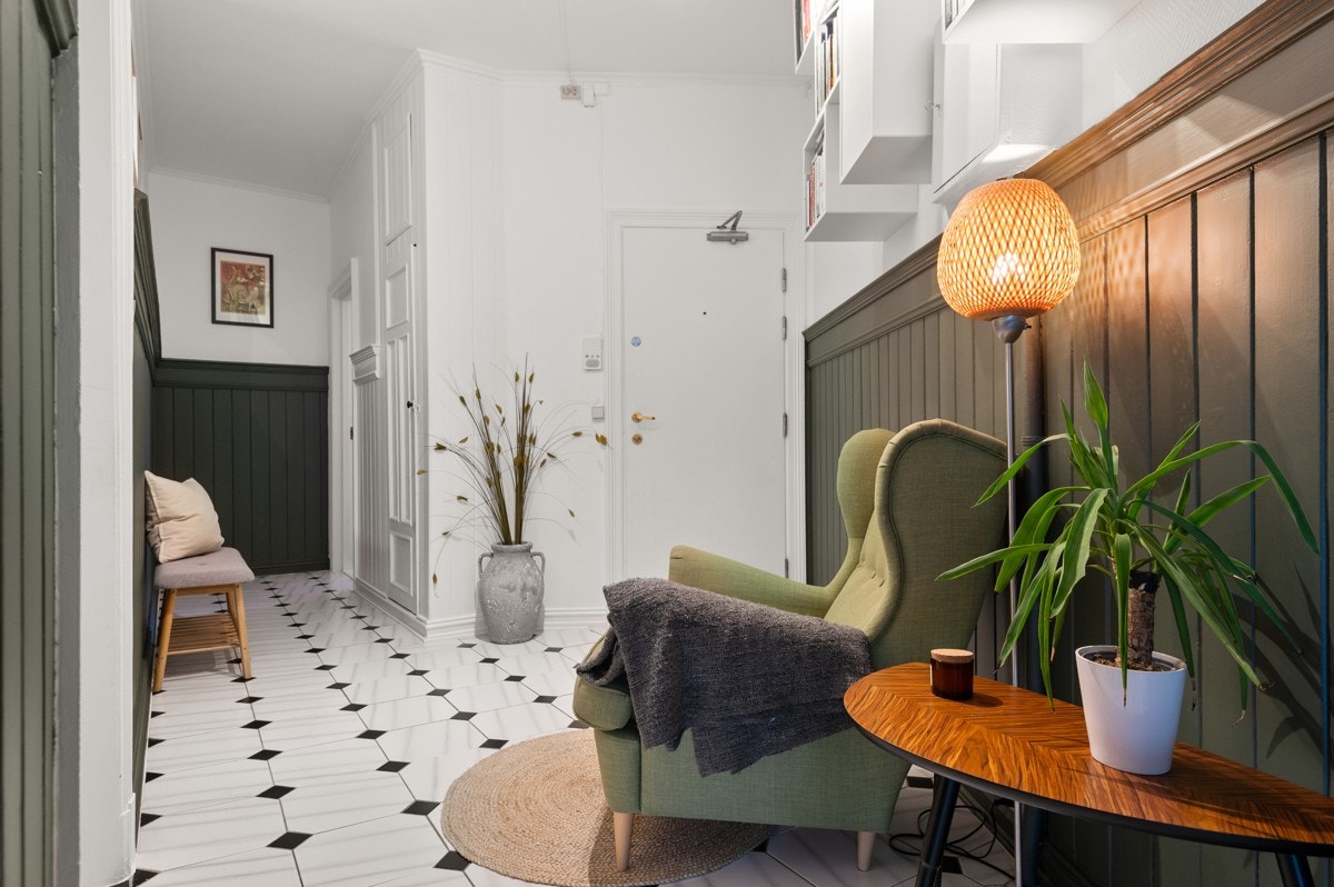 Du ønskes velkommen inn i en lys, innbydende og praktisk entré av god størrelse. Galleribilde