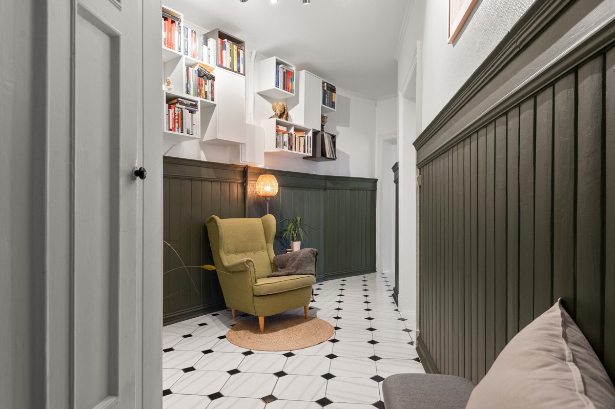 Entréen er romslig med god plass til garderobeløsninger og annet ønskelig møblement som en stol, kontorpult eller piano. Galleribilde