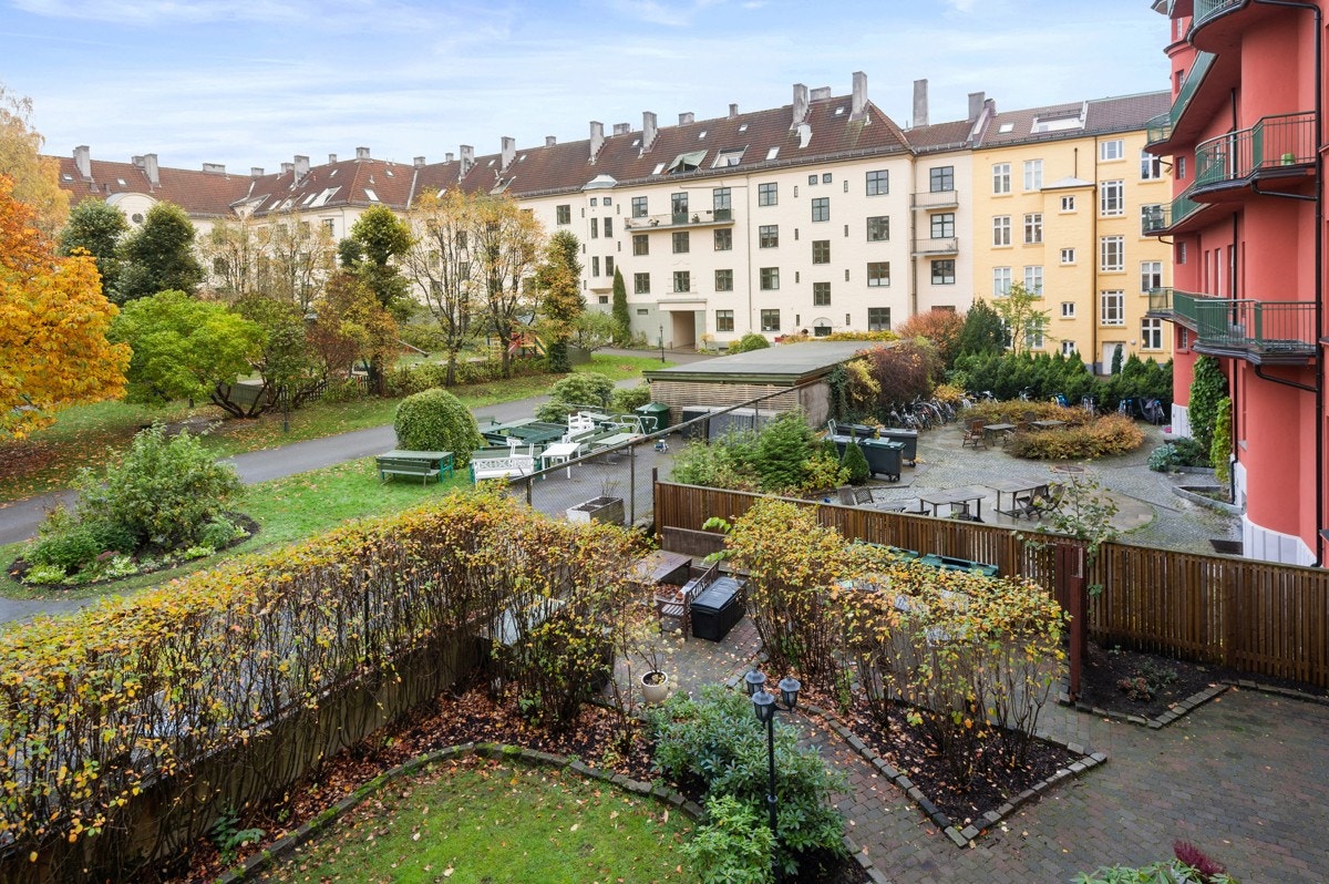 Hyggelig utsyn over den pent opparbeidede bakgården. Galleribilde