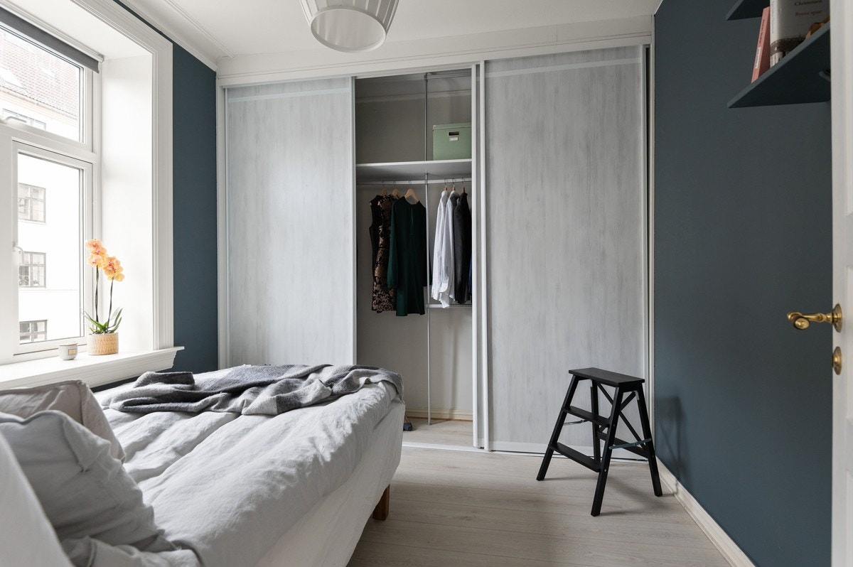 God standard med lys enstavs laminat på gulv og overflater malt i en fin blåfarge. Galleribilde