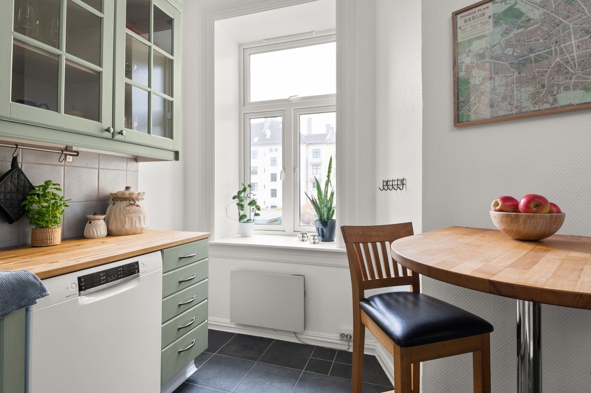 Stor klassisk vindusflate som slipper inn lys. Galleribilde