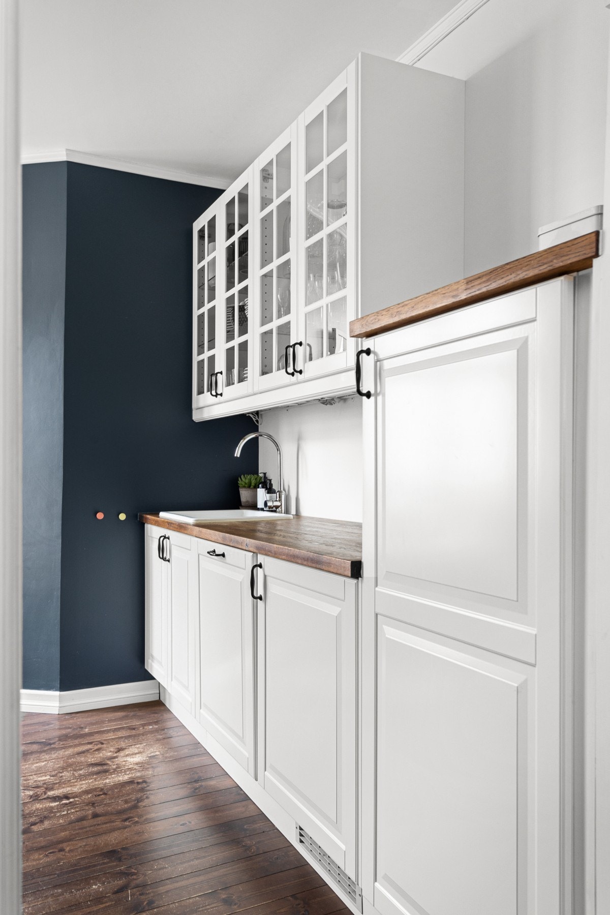 Fint med overskap med vitrinedører og praktisk med belysning under. Galleribilde