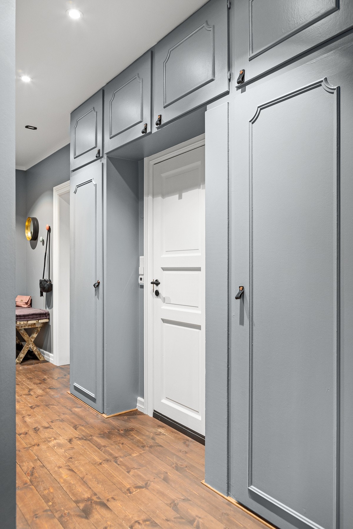 I entréen har du god plass til sko og yttertøy i store plassbygde garderobeskap, samt ytterligere plass til oppheng, skoskap eller kommoder. Galleribilde