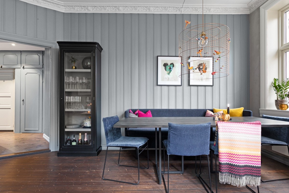 Stuen er romslig med god plass til både sofagruppe med salongbord, mediemøblement og et spisebord. Galleribilde