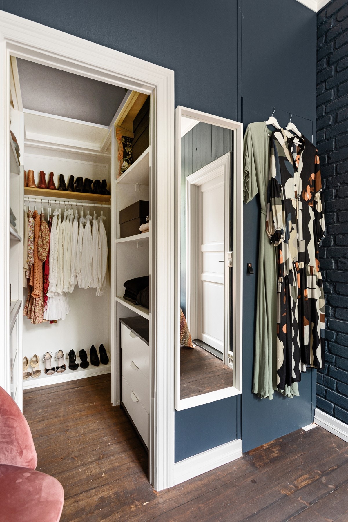 Samme gode standard som resten av leiligheten med mørke heltre gulv og overflater malt i en nydelig mørk blåfarge. Galleribilde