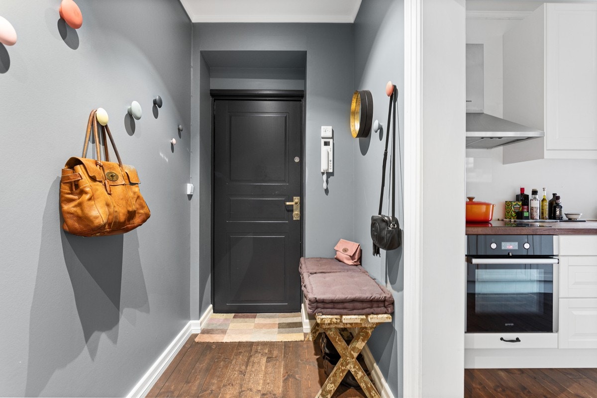 Du ønskes velkommen inn i en innbydende og praktisk entré av god størrelse. Galleribilde