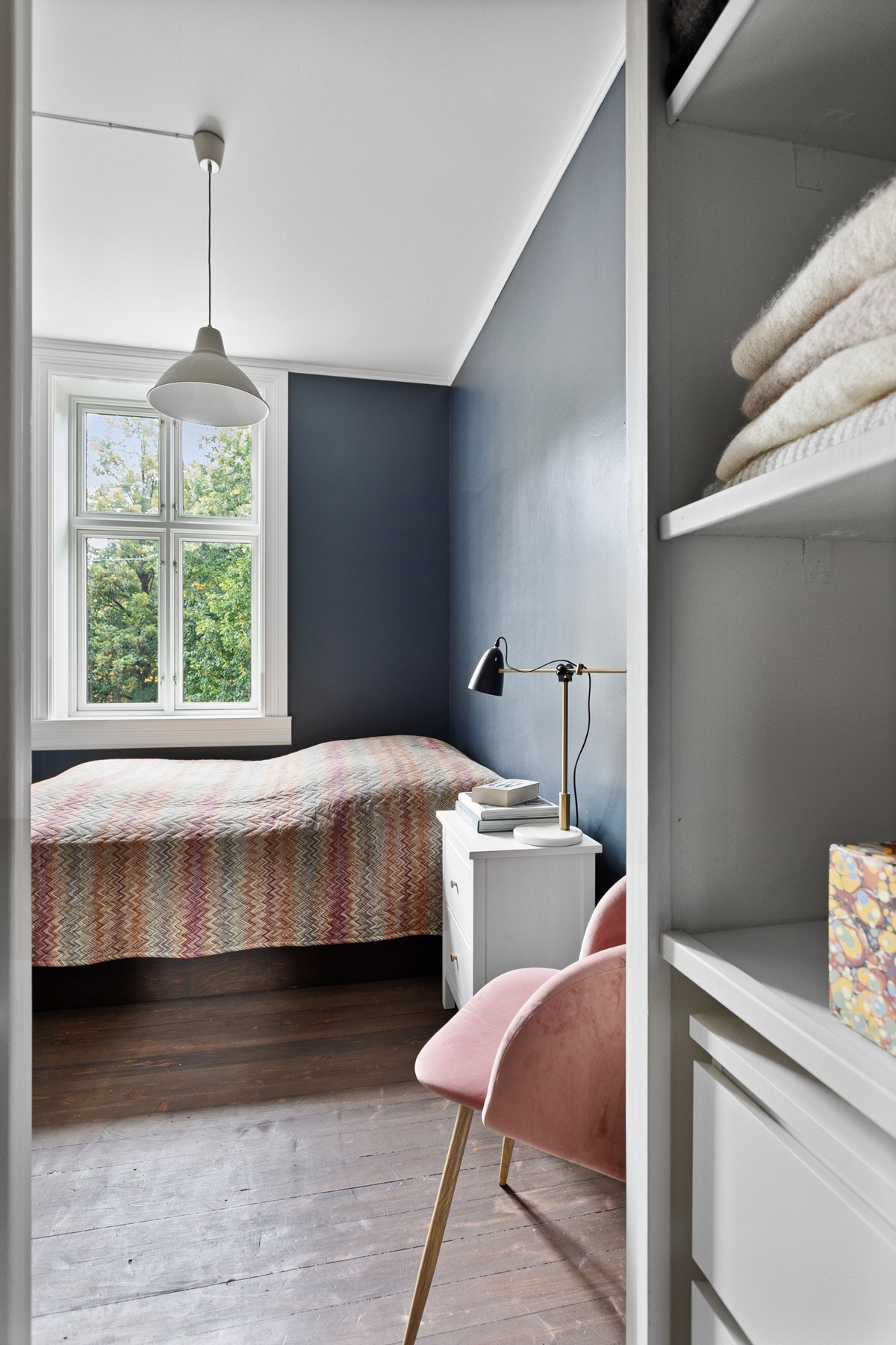 Også her en stor klassisk vindusflate som slipper inn godt med lys og god takhøyde på ca. 2,9 meter. Galleribilde