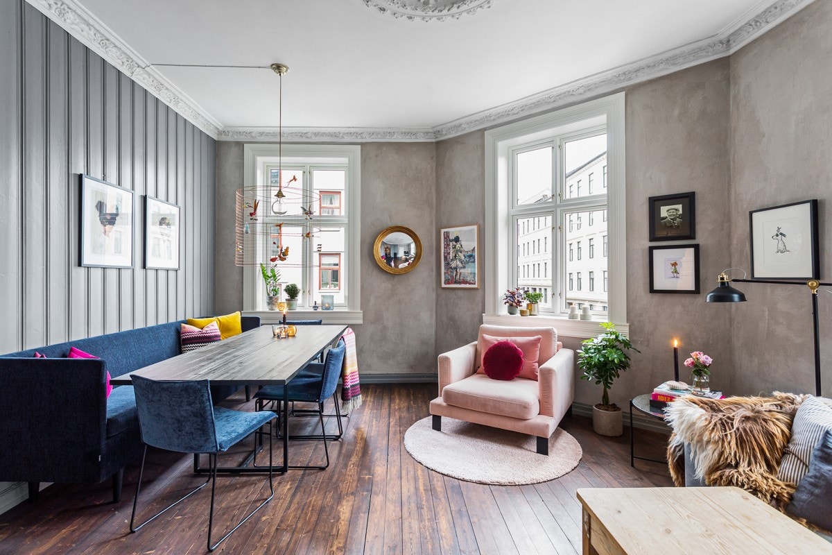 Beliggenheten på hjørnet med tre store klassiske vindusflater sørger for rikelig med naturlig lys. Galleribilde