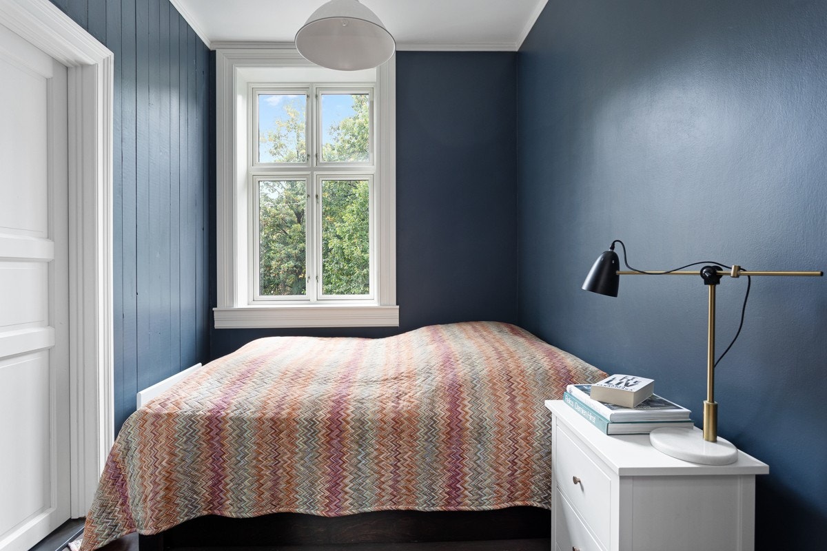 På soverommet har du god plass til en stor dobbeltseng med tilhørende nattbord, samt en kontorpult eller kommoder. Galleribilde