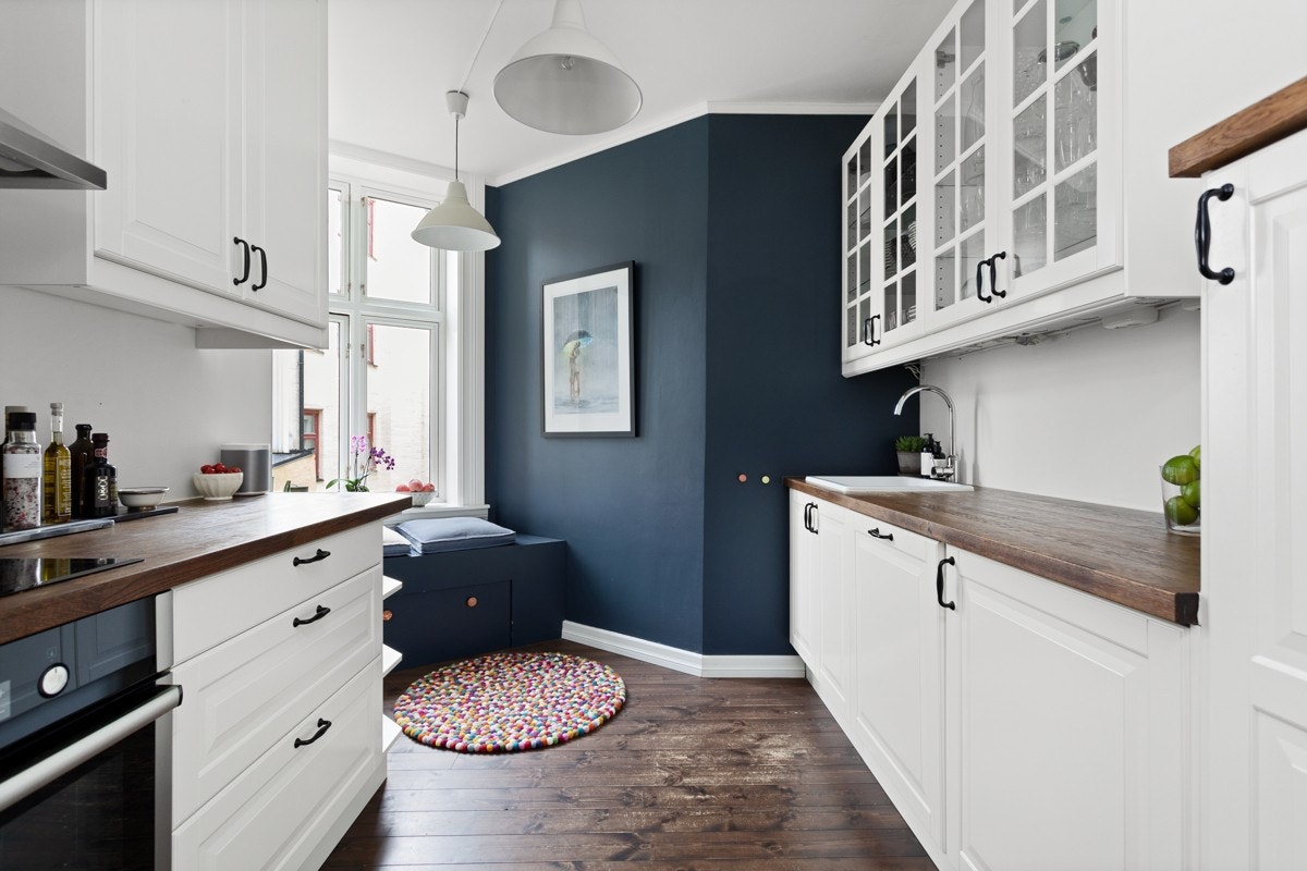 Leiligheten har et lys og hyggelig separat kjøkken. God standard med tregulv og lysmalte overflater med en fin kontrastvegg i en nydelig mørk blåfarge. Galleribilde