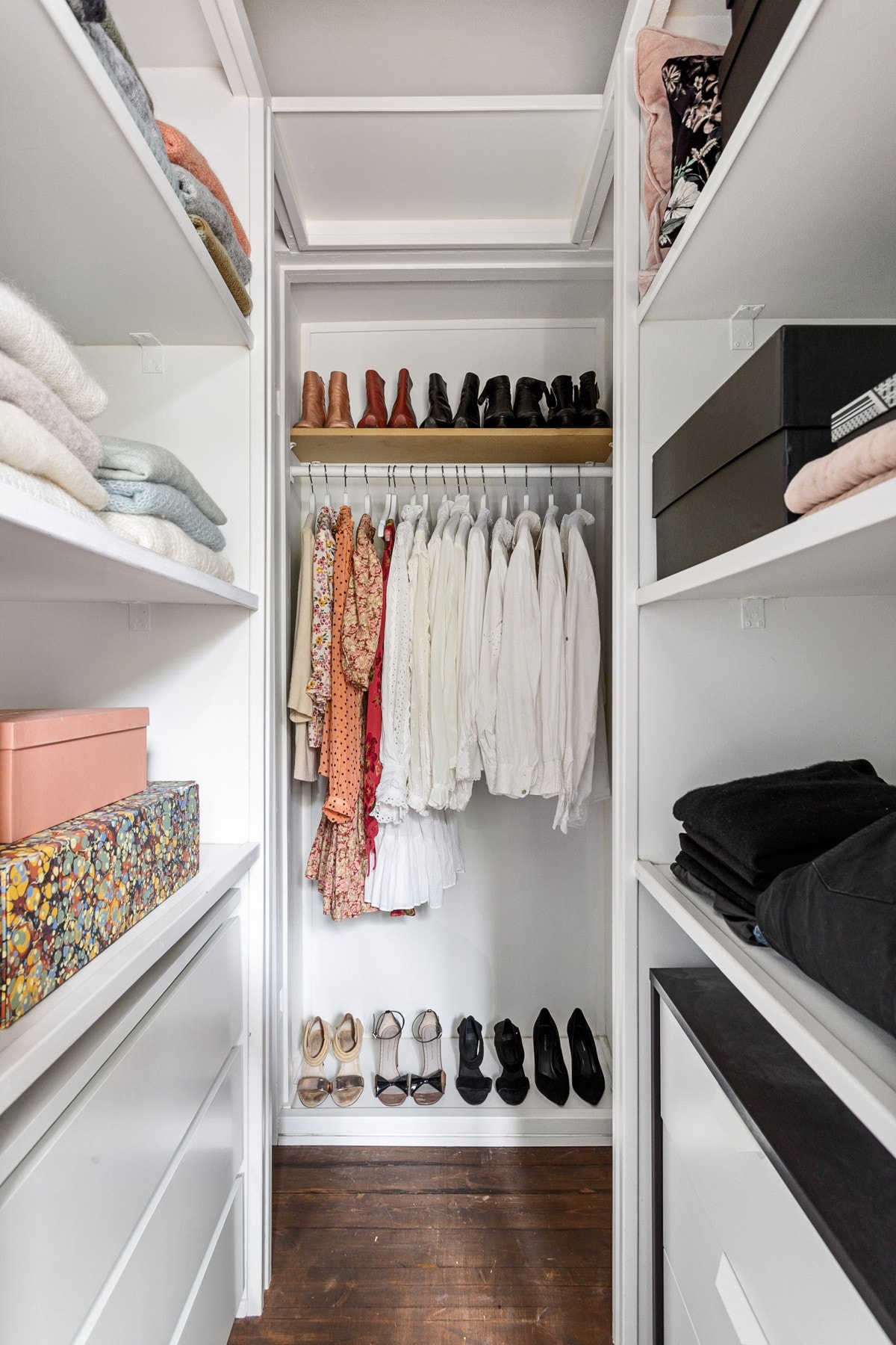 Svært praktisk walk-in-closet med god oppbevaringsplass i skuffer, hyller og oppheng. Galleribilde