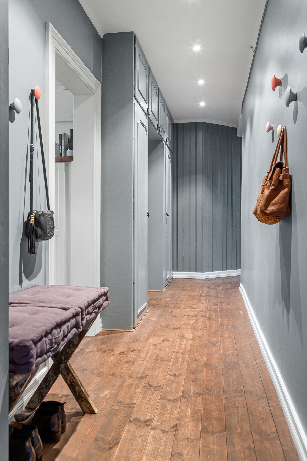 Når du entrer leiligheten får du umiddelbart et positivt inntrykk av den fine leiligheten med sin gode standard og sjarmerende detaljer. Galleribilde