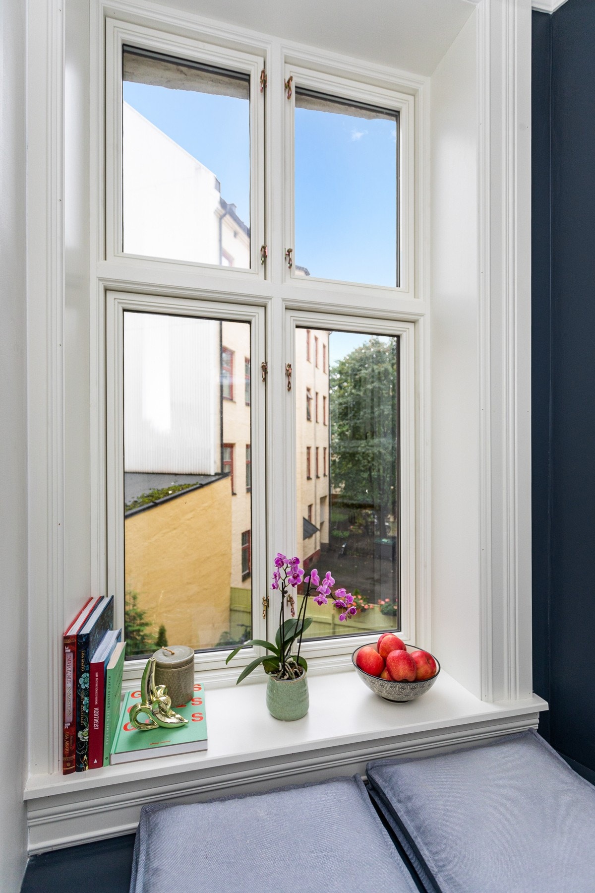 Ved vindusflaten har du en plassbygget sittebenk med oppbevaringsplass, og her har du også plass til et frokostbord. Galleribilde