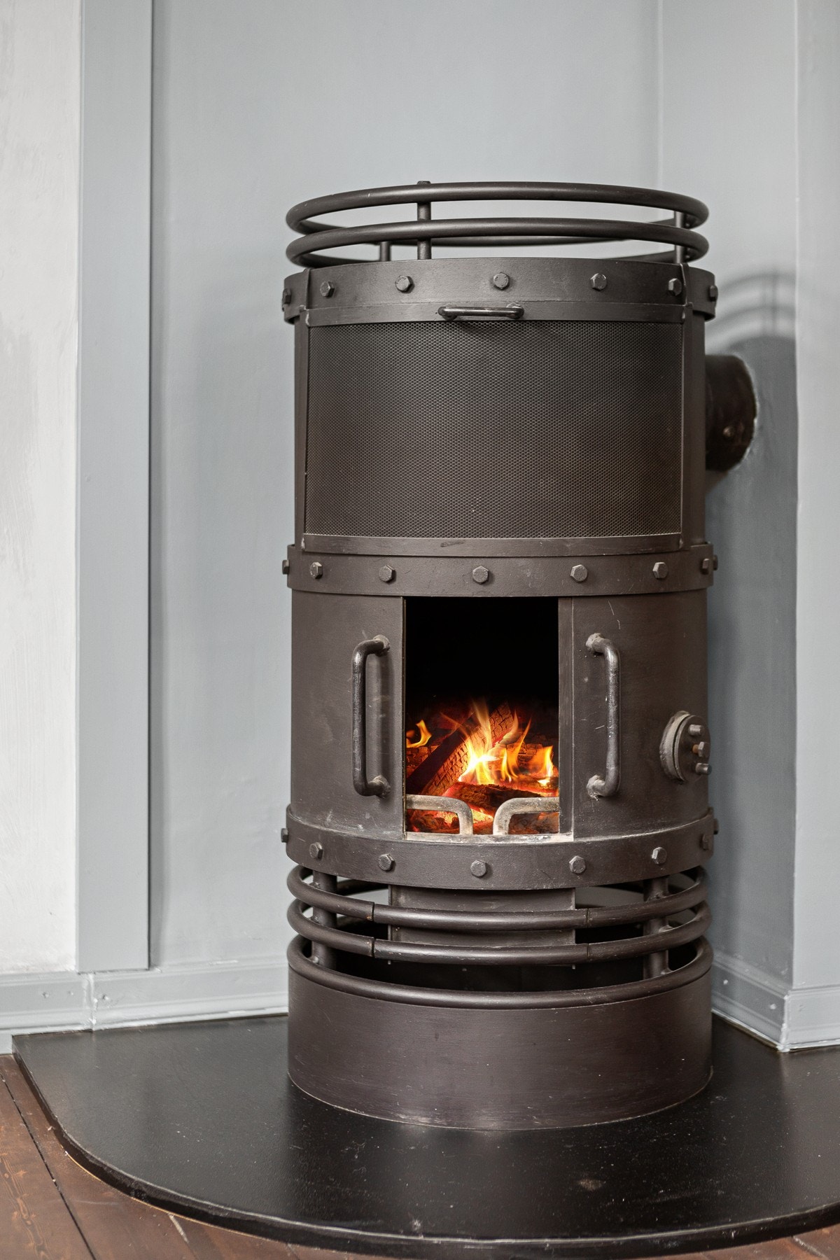 I hjørnet av stuen har du en vedovn som varmer godt på kalde høst- og vinterdager (pipeløpet er rehab. i 2018/19). Galleribilde