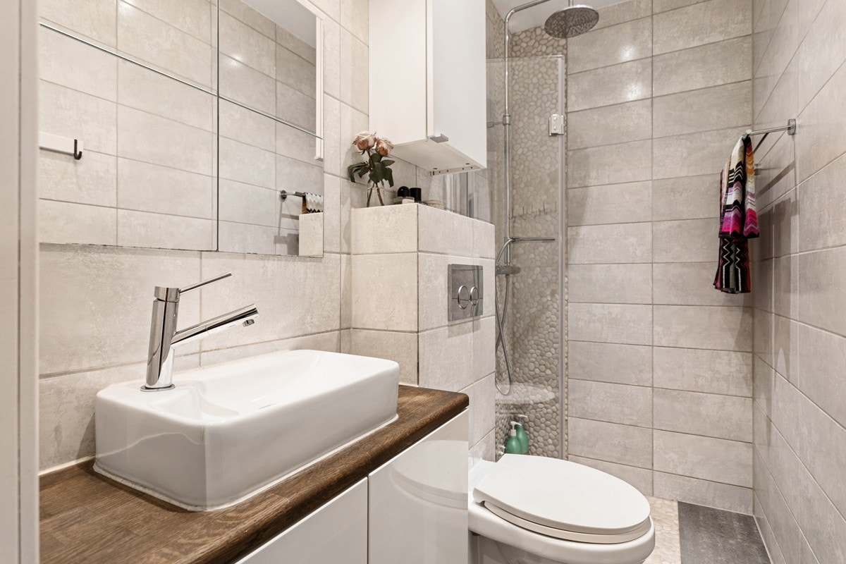 Leiligheten har et lyst og delikat flislagt baderom som ble pusset opp i 2012 (Våtromsbevis foreligger). Galleribilde