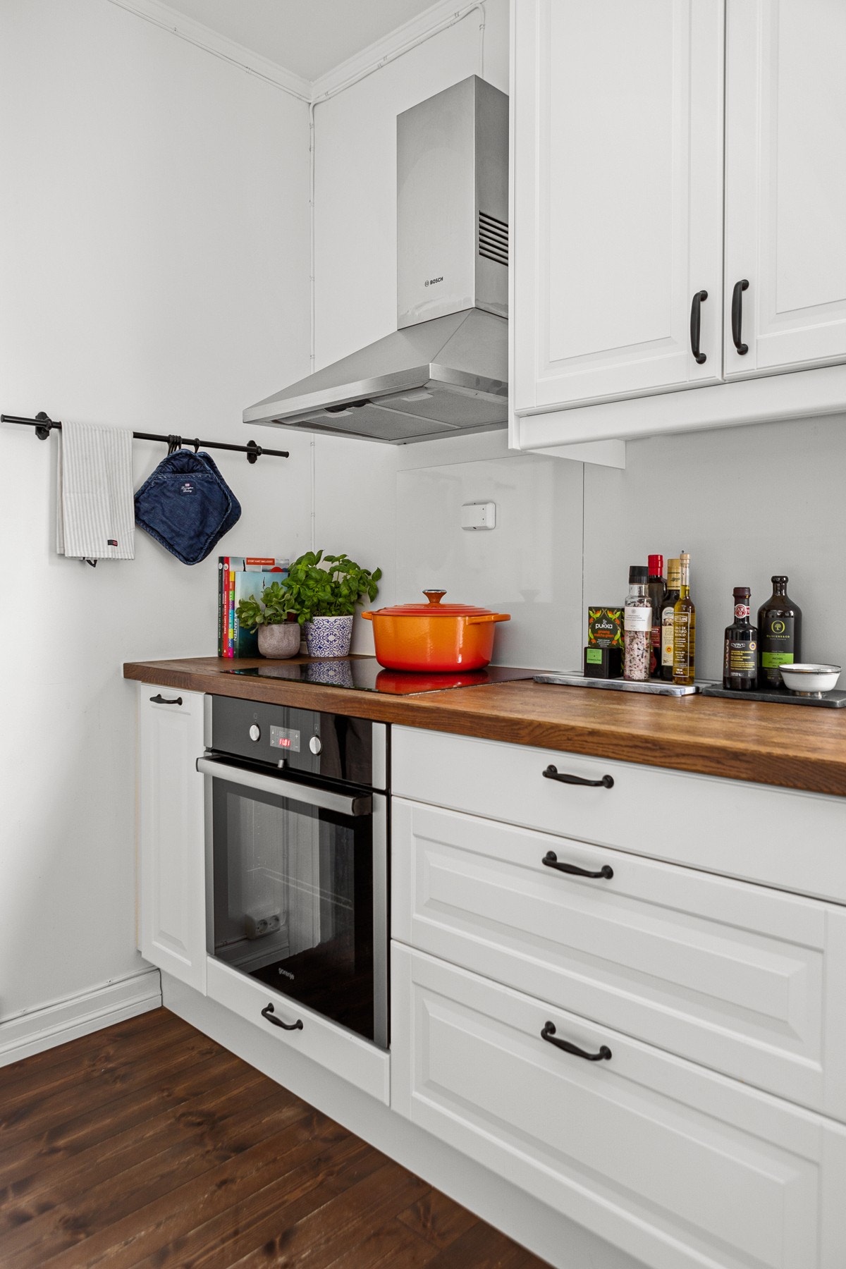 Det er også montert lekkasjevarsler under oppvaskkummen og komfyrvakt tilkoblet platetoppen. Galleribilde