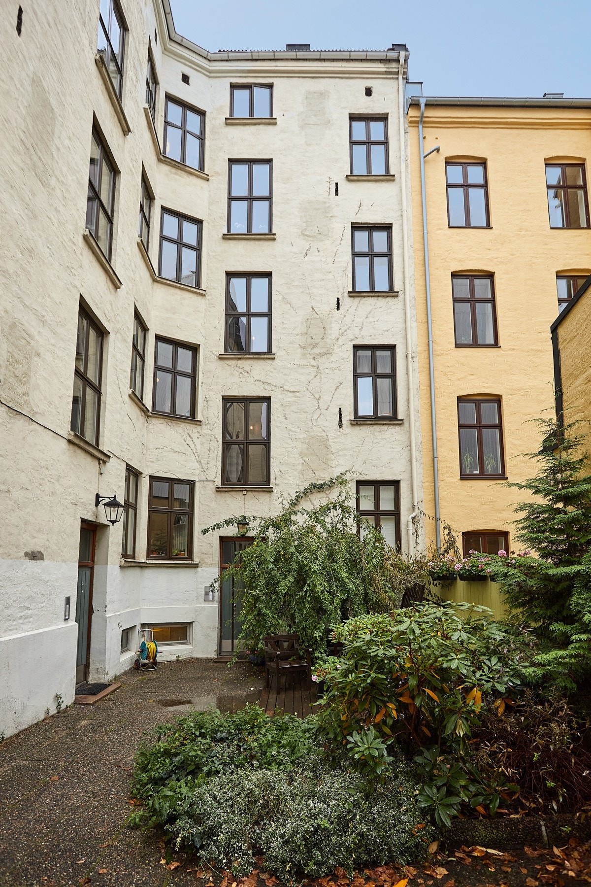 En lys og sjarmerende selveiet hjørneleilighet i en flott klassisk bygård. Galleribilde