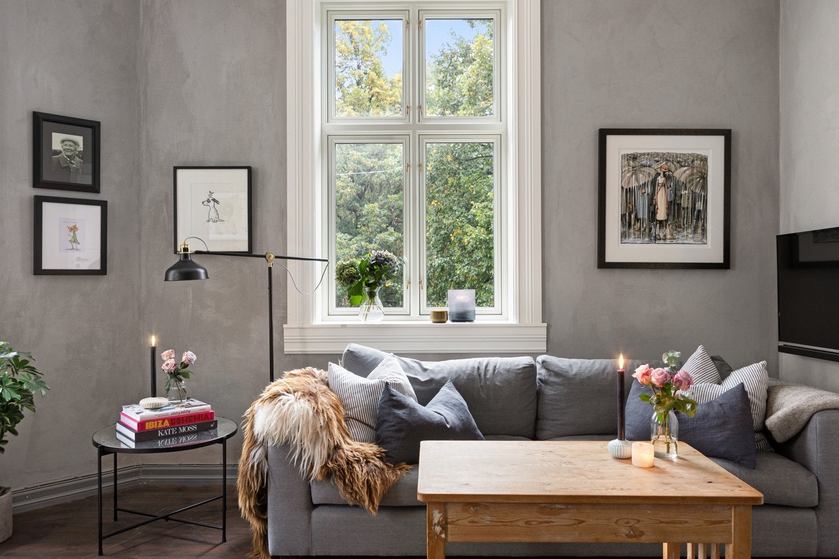 God standard med mørke heltre gulv og overflater malt i en fin lys farge. I Galleribilde