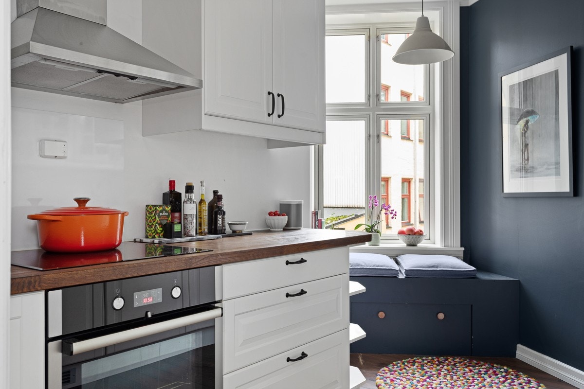 Pen og klassisk kjøkkeninnredning fra 2012. Du har god skap- og benkeplass i innredningen som har lyse profilerte fronter og heltre benkeplate med nedfelt oppvaskkum i porselen. Galleribilde