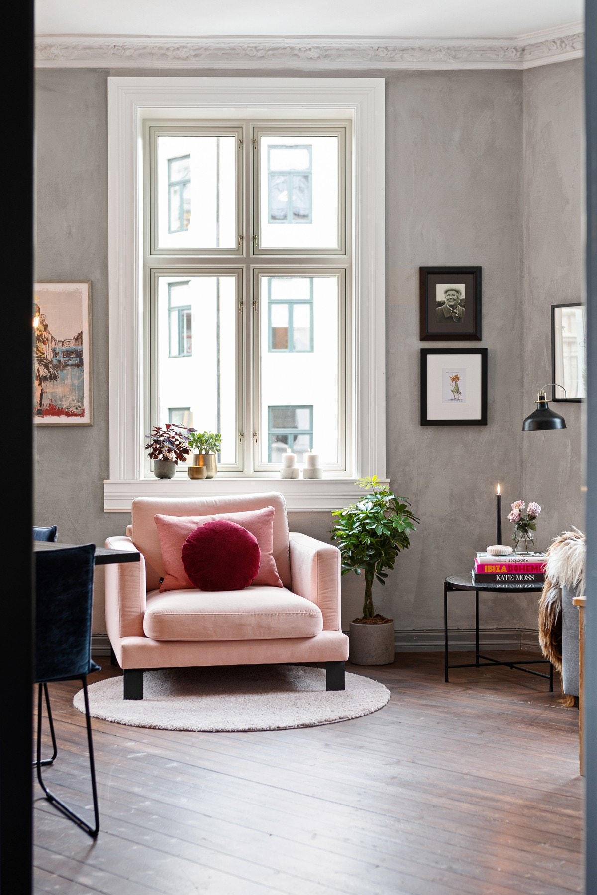 Alle vinduene i leiligheten var nye i 2020, og det er brede vinduskarmer for planter og dekor. Galleribilde