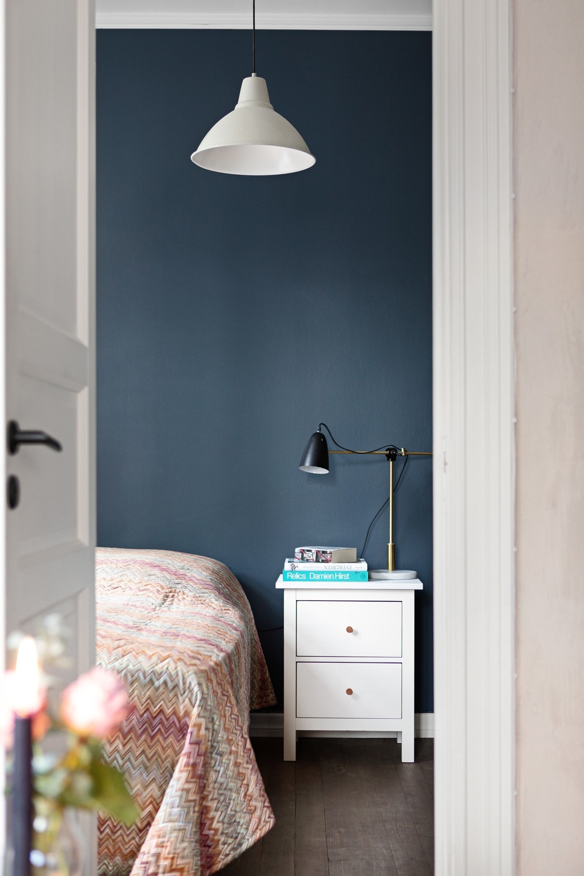 Leiligheten har et lyst og innbydende soverom. Galleribilde