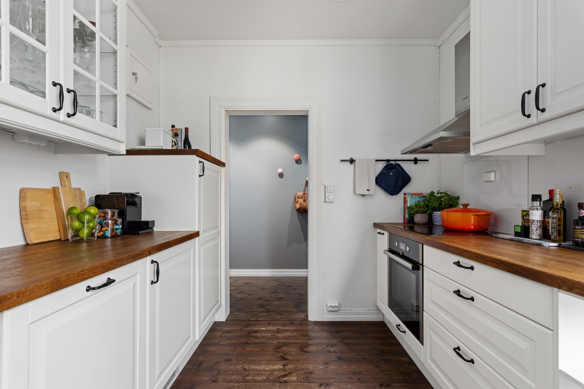 Kjøkkenet er fullt utstyrt med hvitevarer som stekeovn, platetopp, oppvaskmaskin, kjøleskap og fryser. Alle hvitevarene er integrerte og medfølger i handelen. Galleribilde