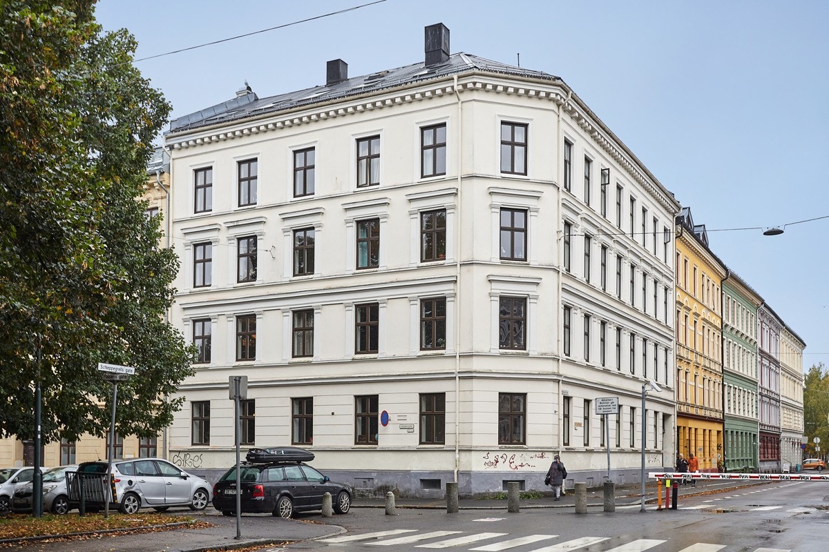 Attraktiv beliggenhet på Grünerløkka rett ved Birkelunden. Her bor du rolig til, samtidig som du har alt av parker, utesteder og et rikt kollektivtilbud rett utenfor. Galleribilde