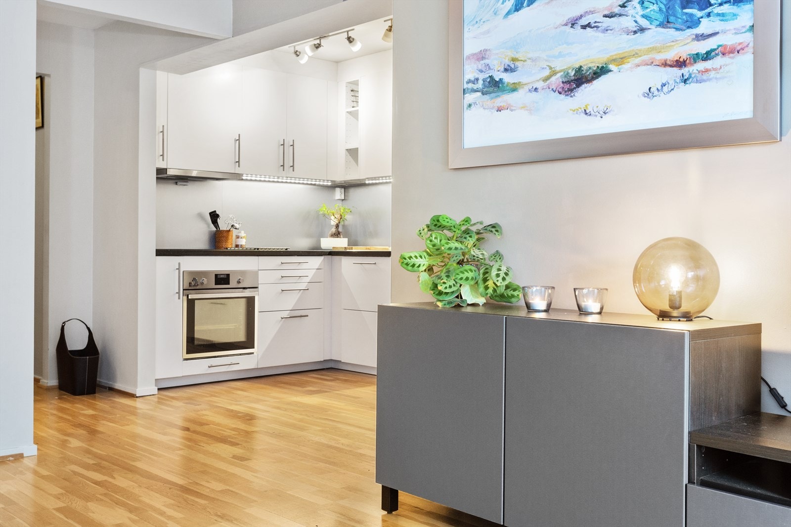 Kjøkkenet er i en åpen løsning mot stuen. Galleribilde