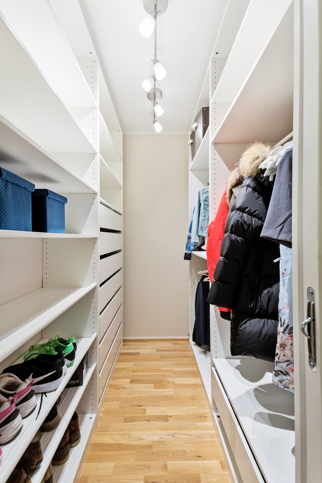 Romslig og praktisk walk-in-closet. Galleribilde