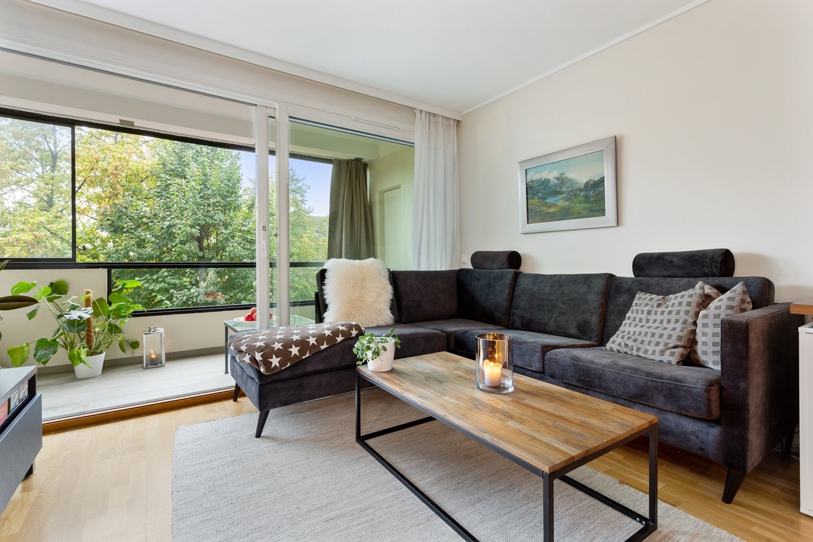 Rikelig plass til sofaseksjon og stuebord. Galleribilde